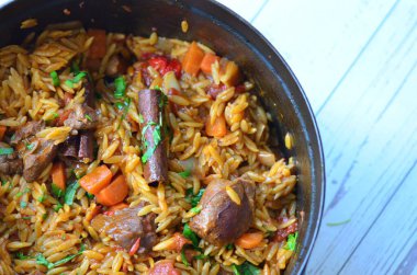 Tavada sığır etli pilav.