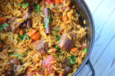 Tavada et ve sebzeli pilav.