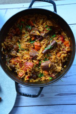 haşlanmış et, havuç, et, et, et, kara biber, pirinç, et