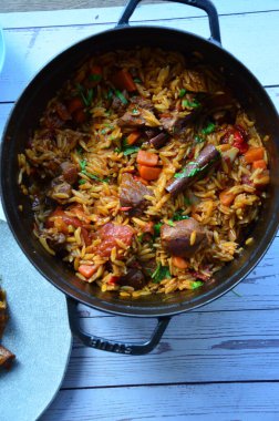 Tahta bir masada sebzeli ve baharatlı kızarmış pirinç..