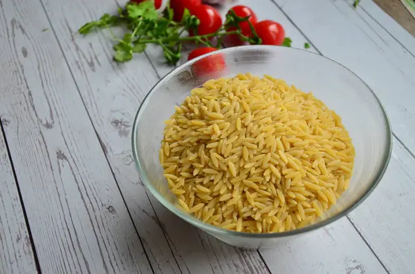 Çiğ makarna pilavı, kasede orzo.