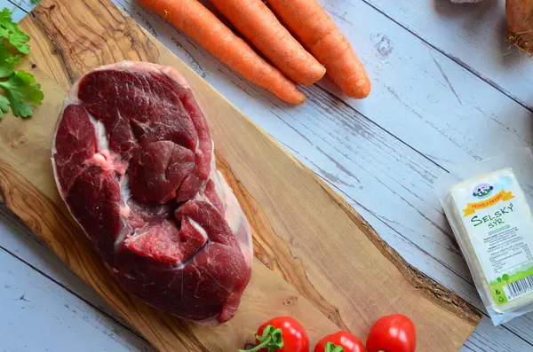 Tahtada taze çiğ biftek.