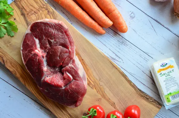 Pişirmek için taze çiğ et ve baharat