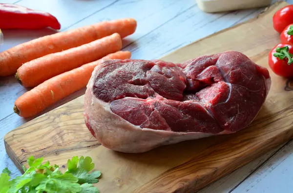 Tahta masada yemek pişirmek için malzemeli taze biftek.