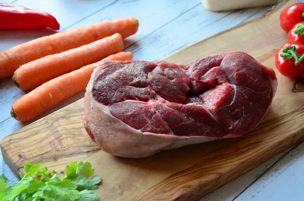 Sebze ve malzemelerle kesilmiş çiğ et.