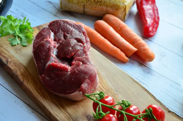 Sebze ve baharatlı çiğ biftek.