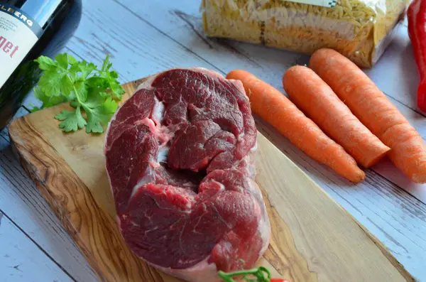 Pişirmek için sebzeli çiğ kuzu eti