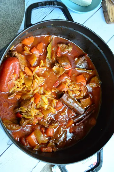 Büyük bir tabak et ve sebze.