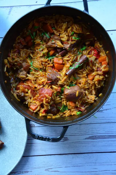 etli pilav ve tavada sebze..