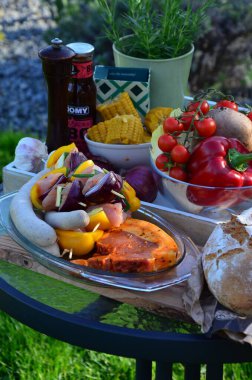 Taze sebze, ekmek, ekmek ve peynir masada, piknik..