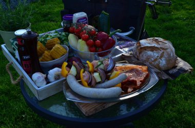 Sebzeli ızgara sosis ve barbekü.