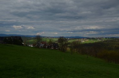 Alman Alpleri 'ndeki bir dağdan kırsal manzaraya bak.