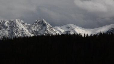 Karlı bir dağ sırasının güzel bir görüntüsü