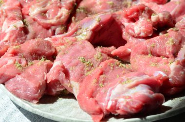 Pişirmek için baharatlı çiğ et.