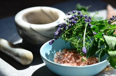 Cam kasede taze lavanta ve masada havan topu. aromaterapi, aromaterapi, spa konsepti