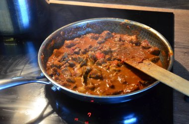  Aile yemeği geçmişi, servis edilen yemekler, sığır eti, spaetzle, mavi tabak, üst manzara.