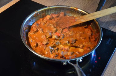 Kızartma tavasında biftek güveci. Mutfakta yemek pişirmek..