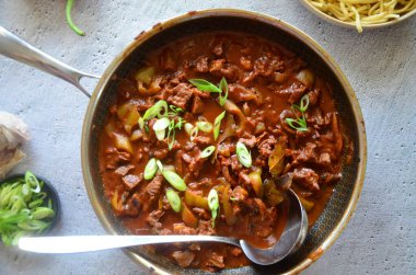  Aile yemeği geçmişi, servis edilen yemekler, sığır eti, spaetzle, mavi tabak, üst manzara.