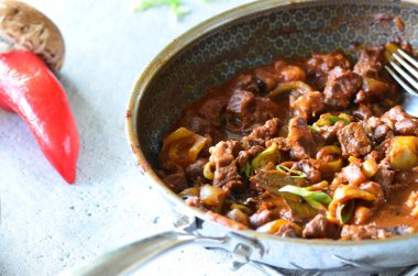 Lezzetli domates soslu makarna, ekşi biberli biftek ve mantarlı prklt.