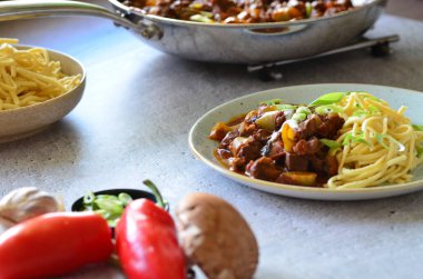 Mutfakta etli makarna.