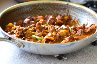 Sebze ve baharatlı biftek güveci.