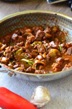 Sarımsaklı baharatlı domuz eti.