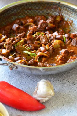 Tavada servis edilen sığır güveci.