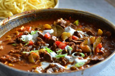 Sebze ve etli biftek güveci..