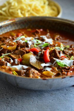 Sebzeli sığır kebabı ve masadaki seramik kasede baharat.