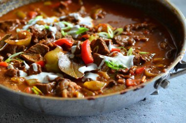 Spaetzle ile servis edilen geleneksel Macar bifteği perkelt tabağının yakın görüntüsü