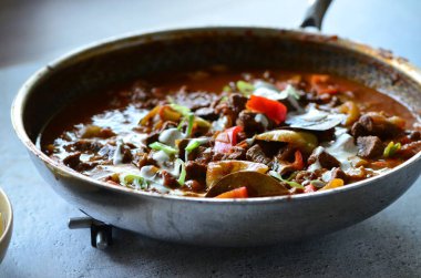 Spaetzle ile servis edilen geleneksel Macar bifteği perkelt tabağının yakın görüntüsü