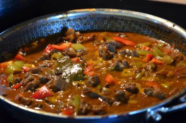 Spaetzle ile servis edilen geleneksel Macar bifteği perkelt tabağının yakın görüntüsü