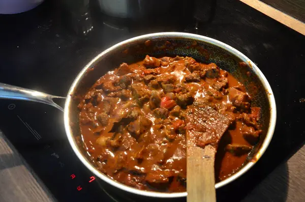  Aile yemeği geçmişi, servis edilen yemekler, sığır eti, spaetzle, mavi tabak, üst manzara.