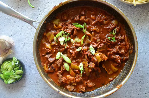  Aile yemeği geçmişi, servis edilen yemekler, sığır eti, spaetzle, mavi tabak, üst manzara.