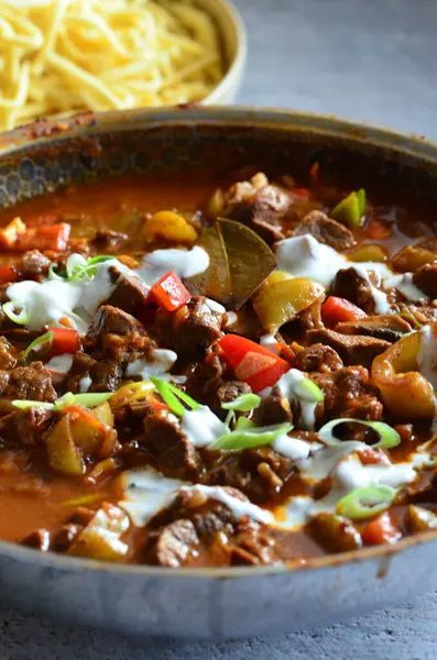 Tavada sebzeli ev yapımı sığır kebabı, seçici odaklanma, yakın çekim -