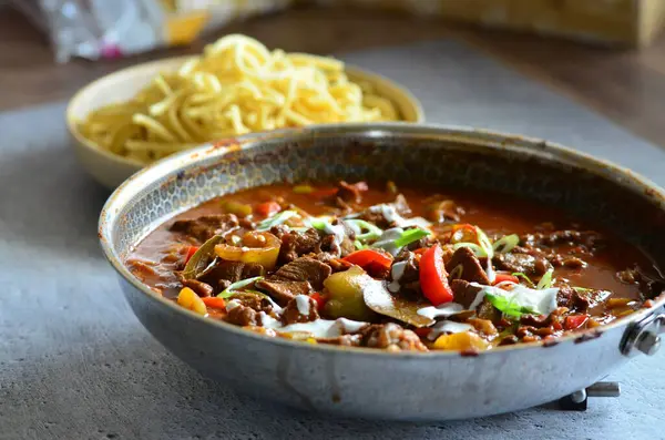 Spaetzle ile servis edilen geleneksel Macar bifteği perkelt tabağının yakın görüntüsü