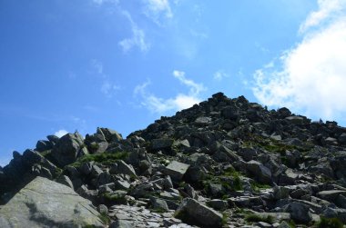 Dağların ve mavi gökyüzünün güzel manzarası