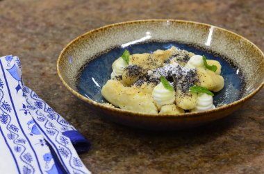 Haşhaş tohumlu patates gnocchi ve süzme peynir, Çek geleneksel yemekleri, çocuklar için tatlı yiyecekler.