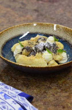 Haşhaş tohumlu patates gnocchi ve süzme peynir, Çek geleneksel yemekleri, çocuklar için tatlı yiyecekler.