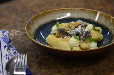 Haşhaş tohumlu patates gnocchi ve süzme peynir, Çek geleneksel yemekleri, çocuklar için tatlı yiyecekler.