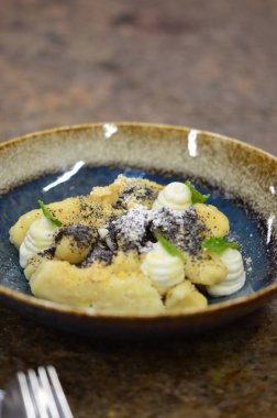  Haşhaş tohumlu patates gnocchi ve süzme peynir, Çek geleneksel yemekleri, çocuklar için tatlı yiyecekler.