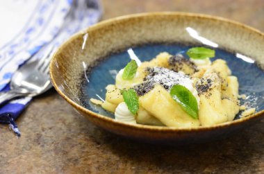  Haşhaş tohumlu patates gnocchi ve süzme peynir, Çek geleneksel yemekleri, çocuklar için tatlı yiyecekler.