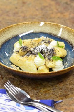  Haşhaş tohumlu patates gnocchi ve süzme peynir, Çek geleneksel yemekleri, çocuklar için tatlı yiyecekler.