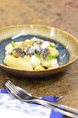  Haşhaş tohumlu patates gnocchi ve süzme peynir, Çek geleneksel yemekleri, çocuklar için tatlı yiyecekler.