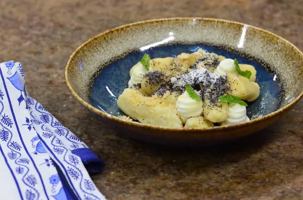 Haşhaş tohumlu patates gnocchi ve süzme peynir, Çek geleneksel yemekleri, çocuklar için tatlı yiyecekler.