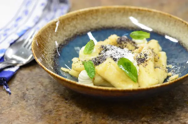  Haşhaş tohumlu patates gnocchi ve süzme peynir, Çek geleneksel yemekleri, çocuklar için tatlı yiyecekler.