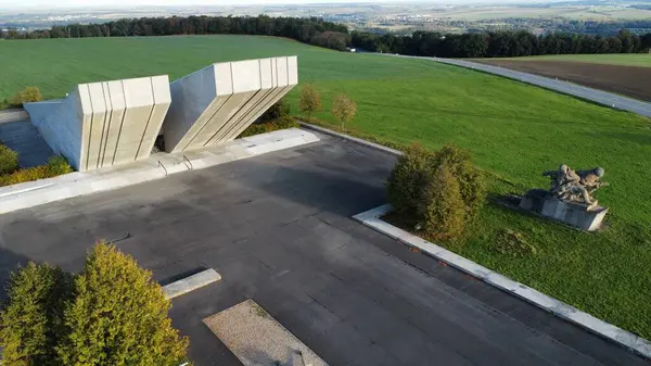 İkinci Dünya Savaşı Anıtı ve Ostrava Opava Operasyonu, Hrabyne, Çek Opava, Silezya, 4K video, panoramik manzara