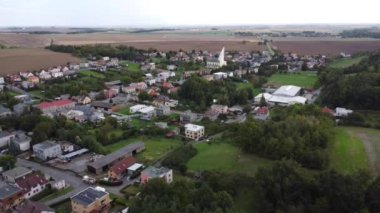 Çek Cumhuriyeti 'nin Hnevosice kentindeki köyde evleri ve yeşil tarlası olan küçük bir kasaba.