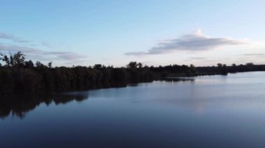 Göl yüzeyinden sabah görüşü, Dolni Benesov, Opava, Silesia, Çek, Manzara, Drone View