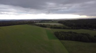 Kırsal kesimdeki bir yolun havadan görünüşü.